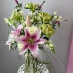 Букет Агапантус , Антіррінум , Беарграс , Вакциніум , Вероніка , Лілія , Троянда , Фрезія