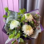 Букет з Молюцелли,хризантеми, діантуса, хеліборуса, аспарагуса, клематіса, астранції, нігели