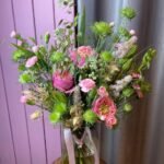 Букет з троянди, діантуса, хасмантіуса, нігели, леукодендрона, спіреї, серурії, хамелаціума