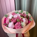 Букет з півонії, троянди, евкаліпту