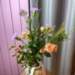 Букет з Діантуса, Троянди, Ожини, Хеліборуса, Астранції, Тласпі