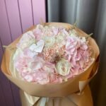 Букет з гортензії, троянди, діантуса, астільби