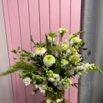 Букет з Діантуса, Антирінума, Хризантеми, Папороті Рускуса, Агапантуса, Вероніки, Молюцелли, Фрезії, Хеліборуса