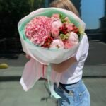 Букет з Гортензії, Хіперикуму, Хеліборуса Півонії, Троянди